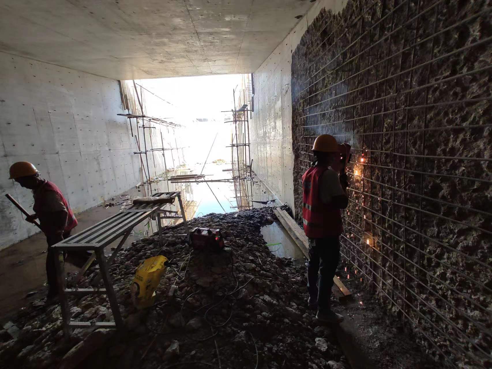 武江挖断承重墙导致楼体开裂，加固施工方案出炉